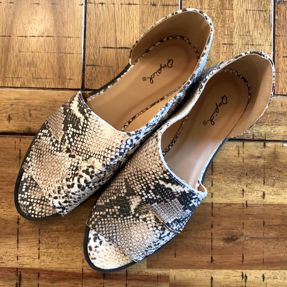 NEW Qupid Sz 7.5 Open Toe Snakeskin Side Cut Out Classy Flats Black Tan White - Picture 2 of 7